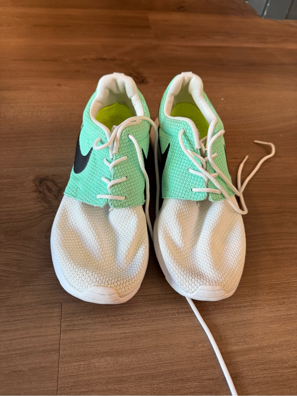 Nike women’sMint Green and White Lightweight Sneakers